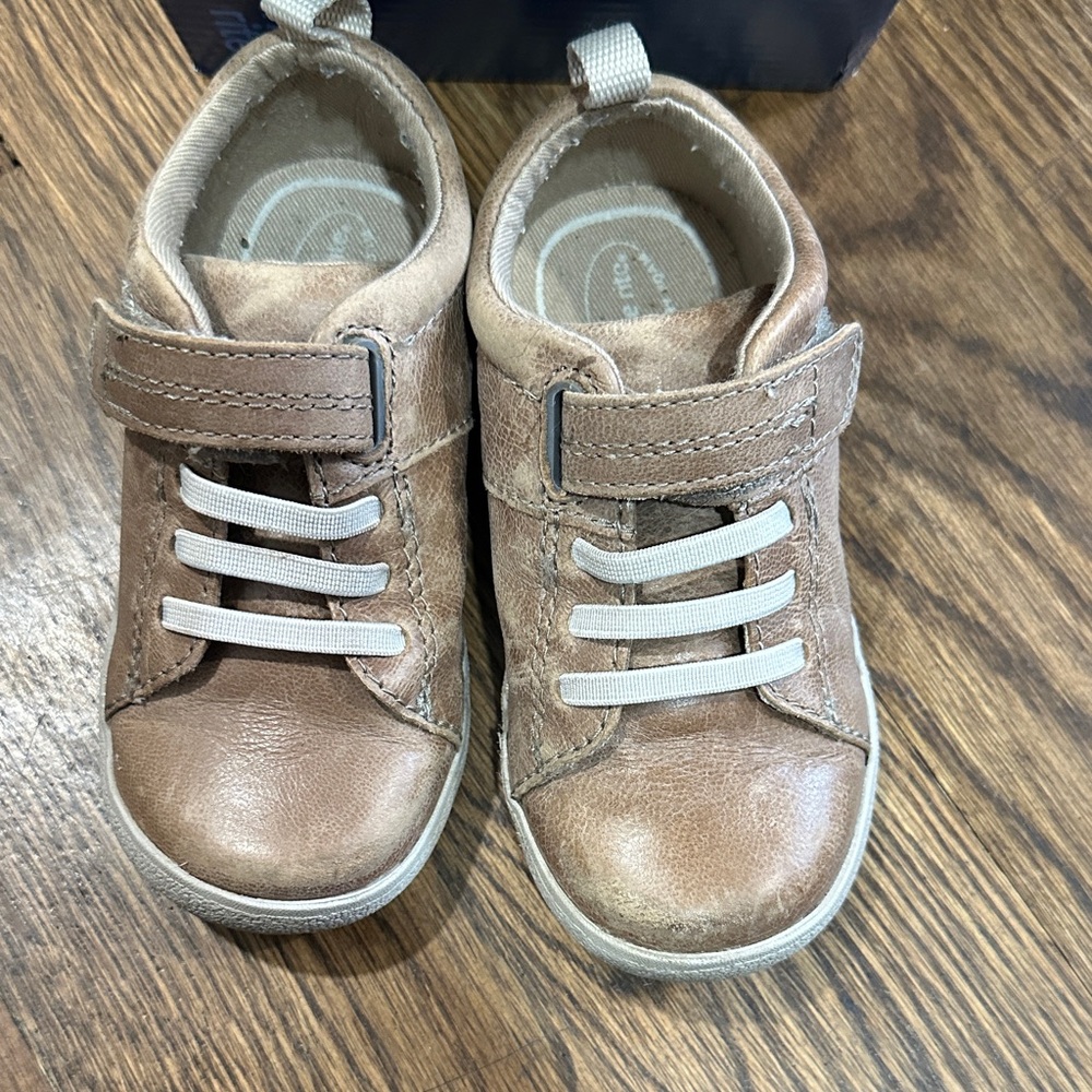 Tan distressed Leather stride rite Craig size 6.5